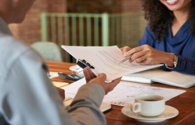 Corretores de imóveis podem assinar contrato como testemunha?