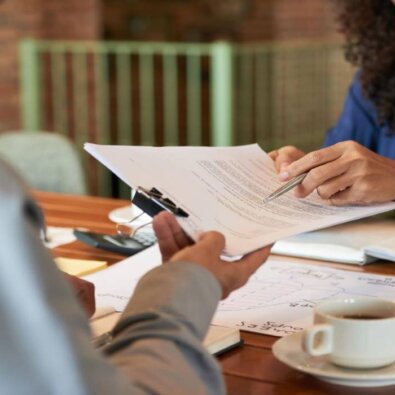 Corretores de imóveis podem assinar contrato como testemunha?